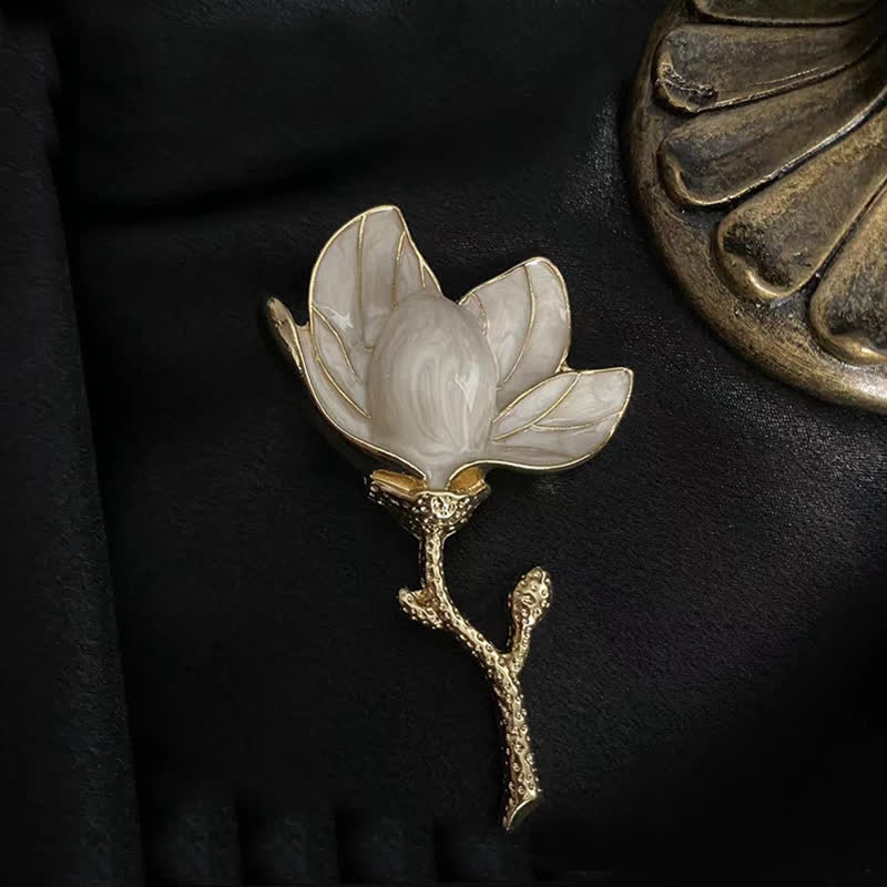 Broche de magnolia blanca estilo cortesano exagerado para mujer