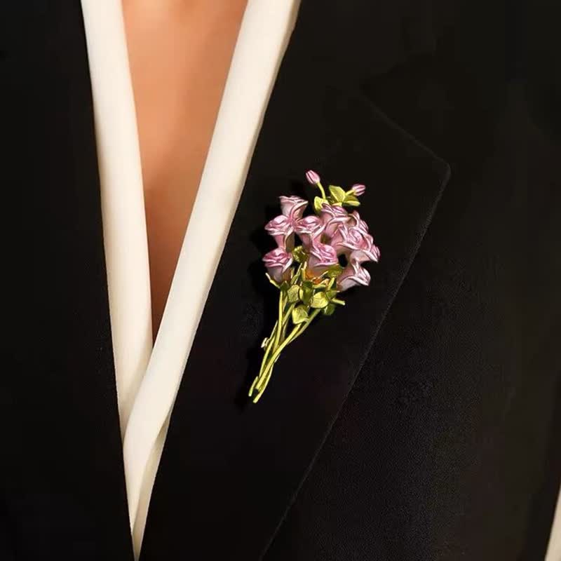 Broche con bonito ramo de rosas rosas y verdes para mujer