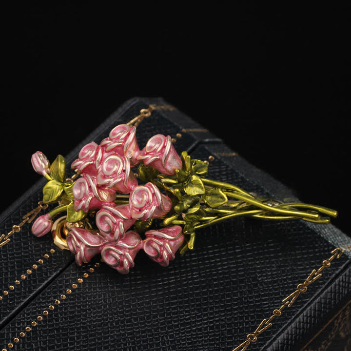Broche con bonito ramo de rosas rosas y verdes para mujer