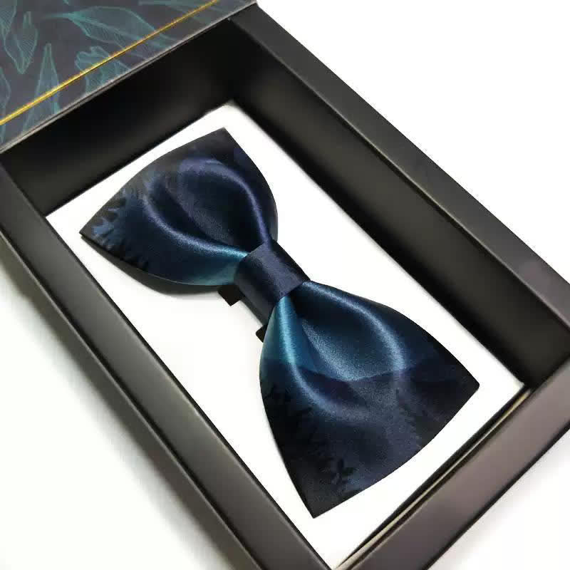 Pajarita para hombre con escena nocturna en el bosque en azul marino y verde azulado