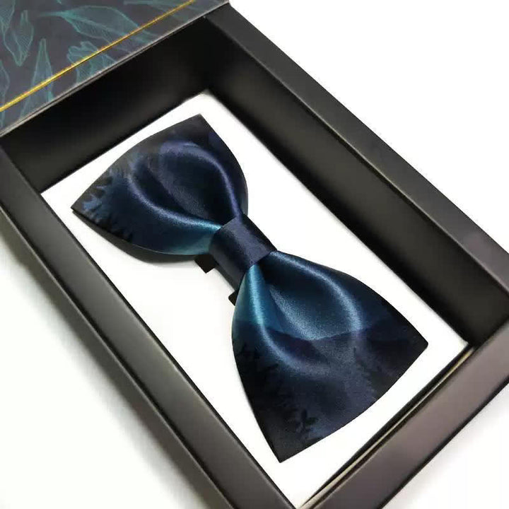 Pajarita para hombre con escena nocturna en el bosque en azul marino y verde azulado