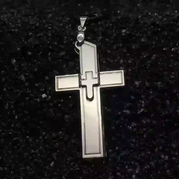 Collar con colgante de cruz mini multifunción y cuchillo oculto