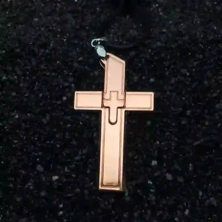 Collar con colgante de cruz mini multifunción y cuchillo oculto