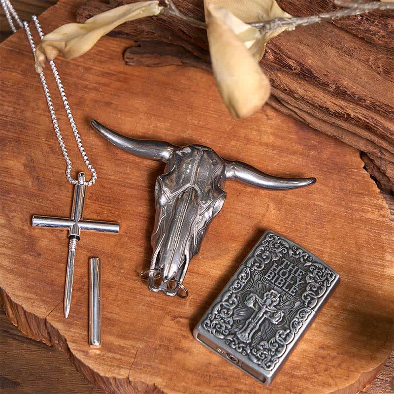 Conjunto de collar y cruz con colgante de toro de cuernos largos y encendedor de la Santa Biblia