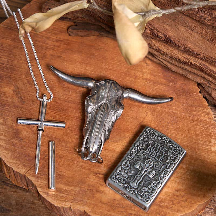 Conjunto de collar y cruz con colgante de toro de cuernos largos y encendedor de la Santa Biblia