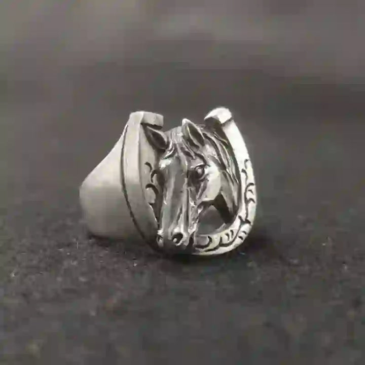 Anillo ajustable con apertura de tótem de caballo y toro de roca dominante para hombre
