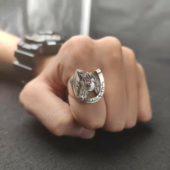 Anillo ajustable con apertura de tótem de caballo y toro de roca dominante para hombre