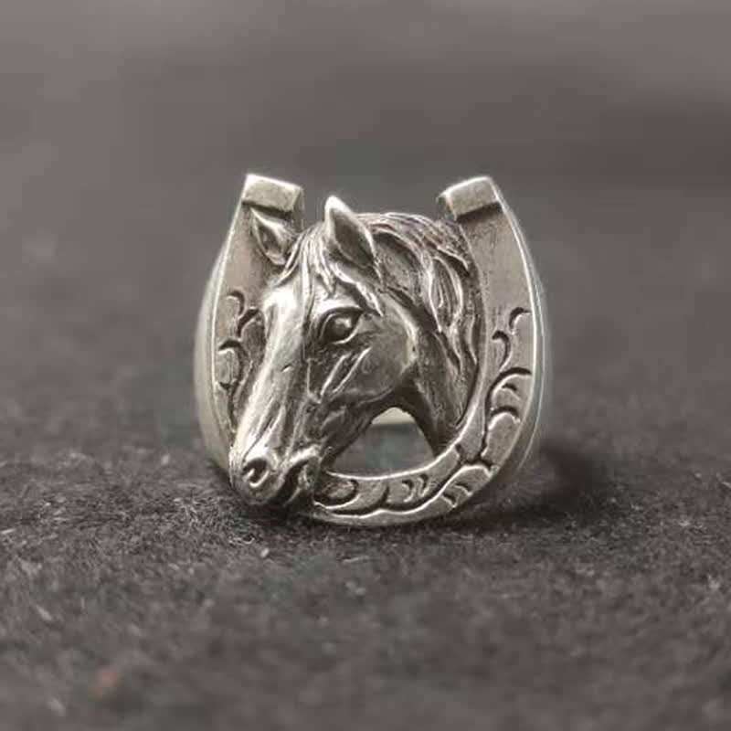 Anillo ajustable con apertura de tótem de caballo y toro de roca dominante para hombre