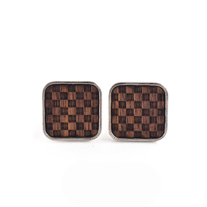 Gemelos de madera para hombre con cuadrados pequeños de tablero de ajedrez oscurecidos