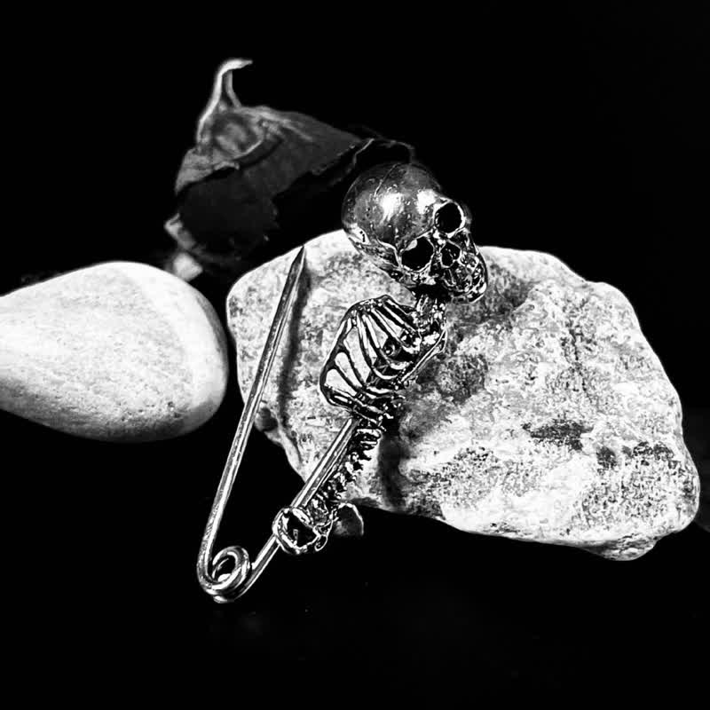 Broche de calavera mística de elegancia oscura