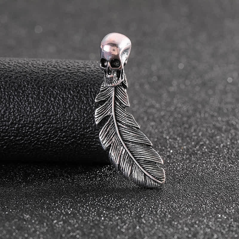 Broche con forma de calavera y pluma de estilo hip hop