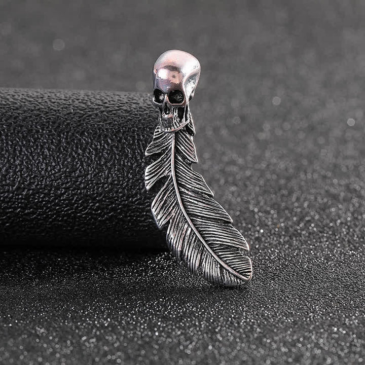 Broche con forma de calavera y pluma de estilo hip hop