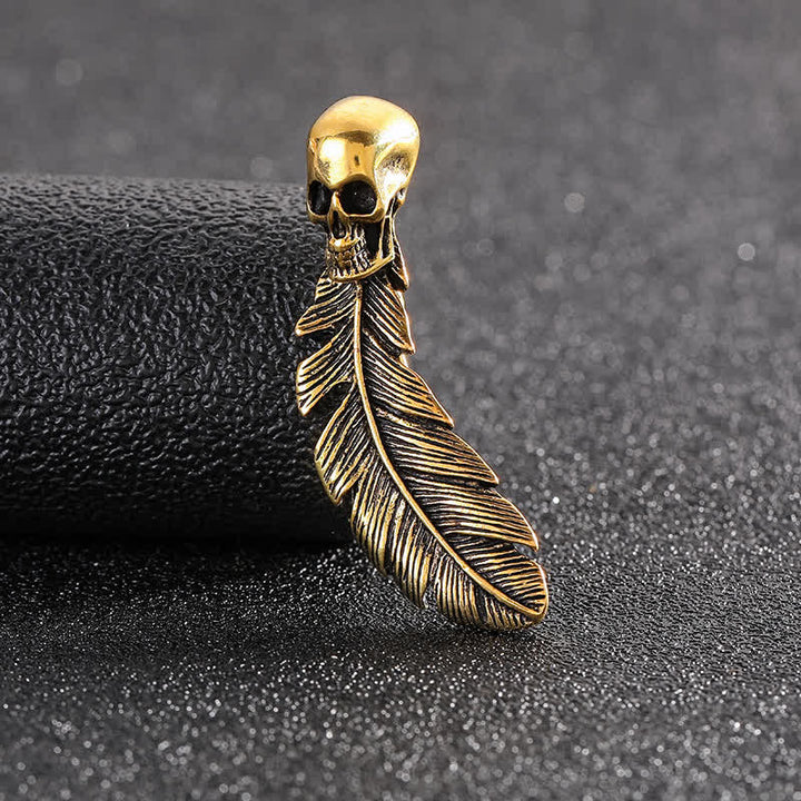 Broche con forma de calavera y pluma de estilo hip hop