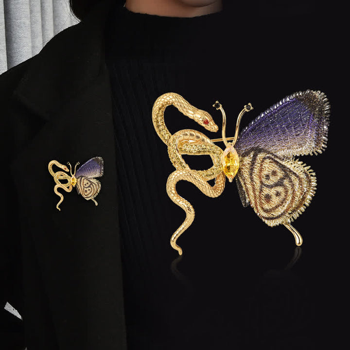 Broche de mujer con mariposa bordada en morado y serpiente dorada