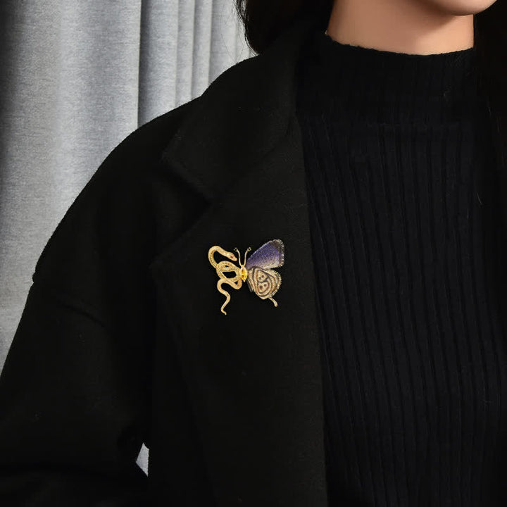 Broche de mujer con mariposa bordada en morado y serpiente dorada