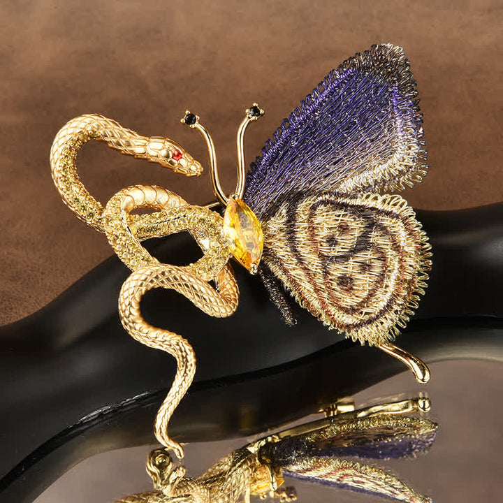 Broche de mujer con mariposa bordada en morado y serpiente dorada