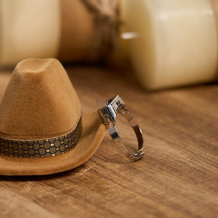 Conjunto de anillo con colgante de toro de cuernos largos y hoja oculta