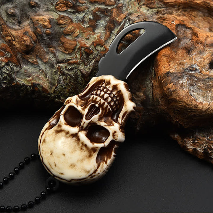 Mini cuchillo plegable con diseño de calavera creativa y llavero con cadena.