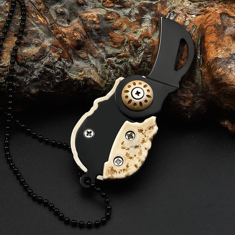 Mini cuchillo plegable con diseño de calavera creativa y llavero con cadena.