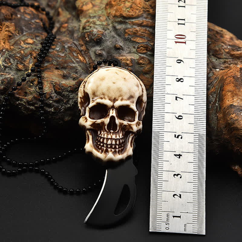 Mini cuchillo plegable con diseño de calavera creativa y llavero con cadena.