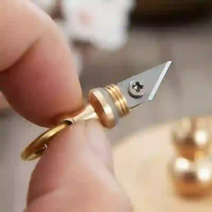 Llavero con cuchillo oculto EDC de calabaza de latón diminuto