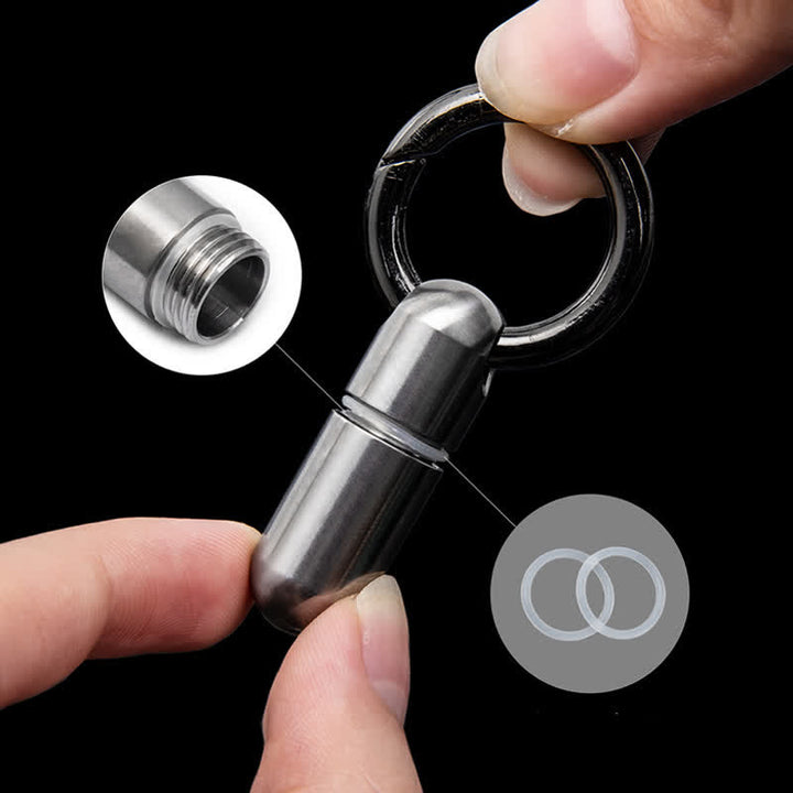 Llavero compacto y resistente al agua con forma de pastillero