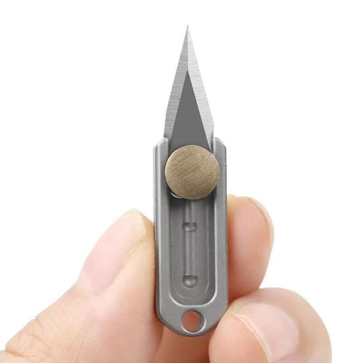 Mini llavero de hoja de empuje de latón con herramienta EDC