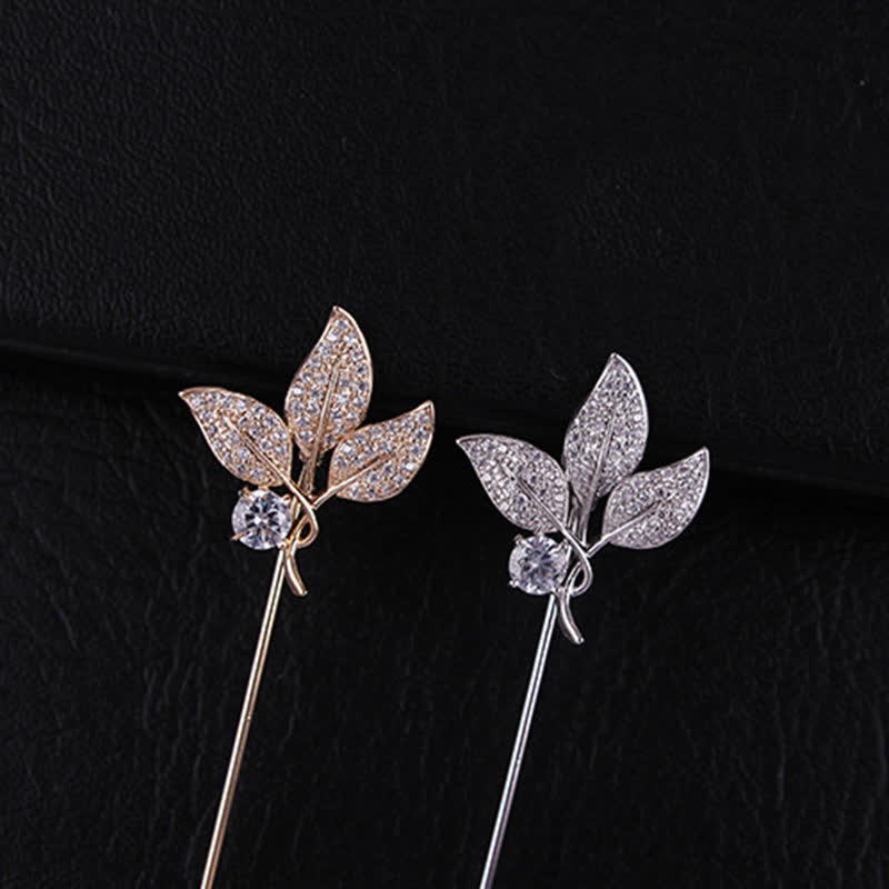 Broche de tres hojas de cristal artificial brillante.