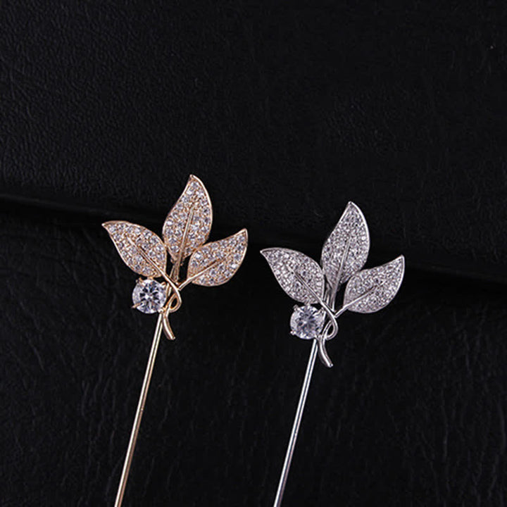 Broche de tres hojas de cristal artificial brillante.