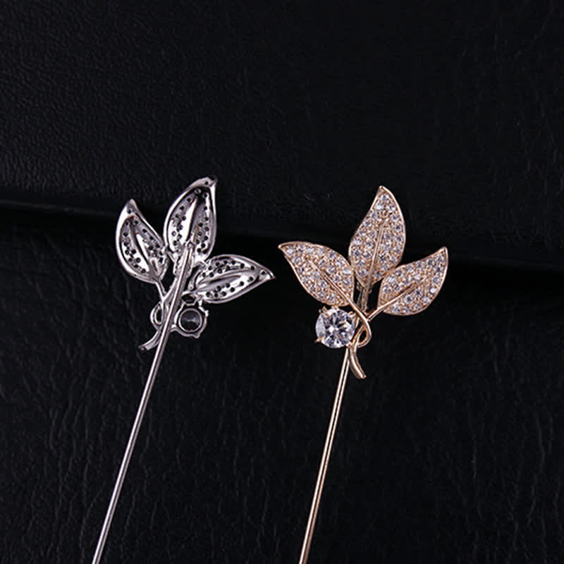 Broche de tres hojas de cristal artificial brillante.