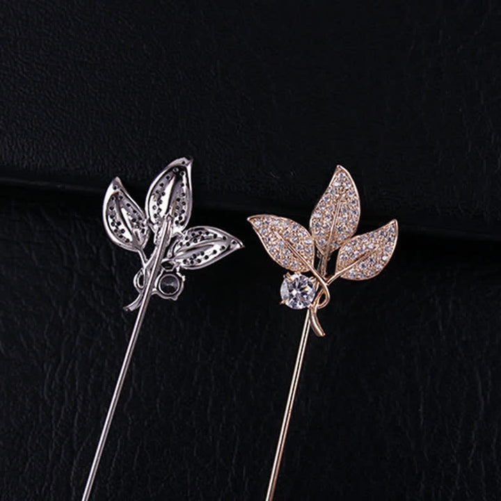 Broche de tres hojas de cristal artificial brillante.