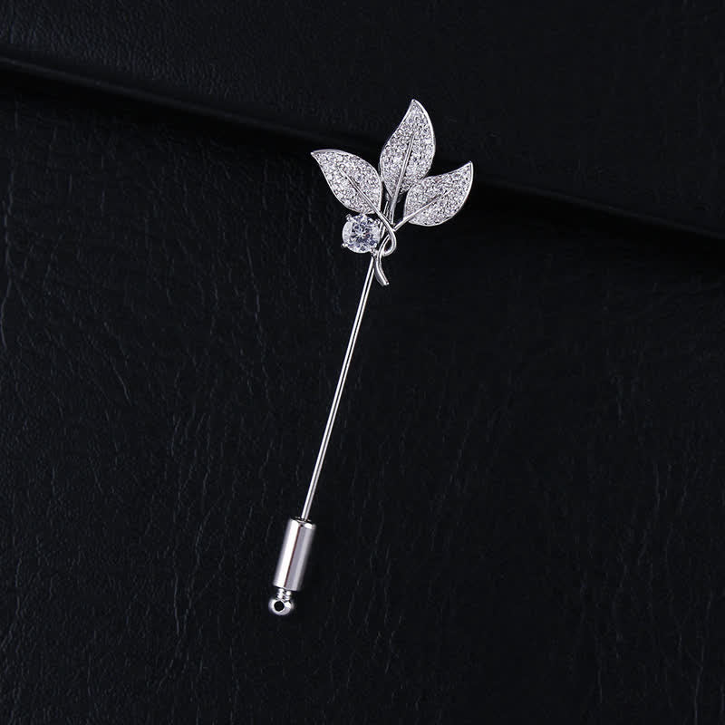 Broche de tres hojas de cristal artificial brillante.