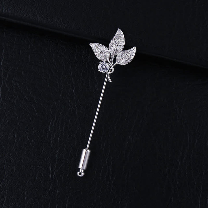 Broche de tres hojas de cristal artificial brillante.