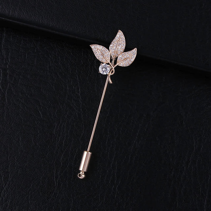 Broche de tres hojas de cristal artificial brillante.