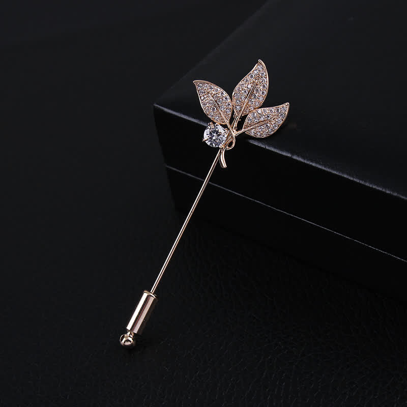 Broche de tres hojas de cristal artificial brillante.