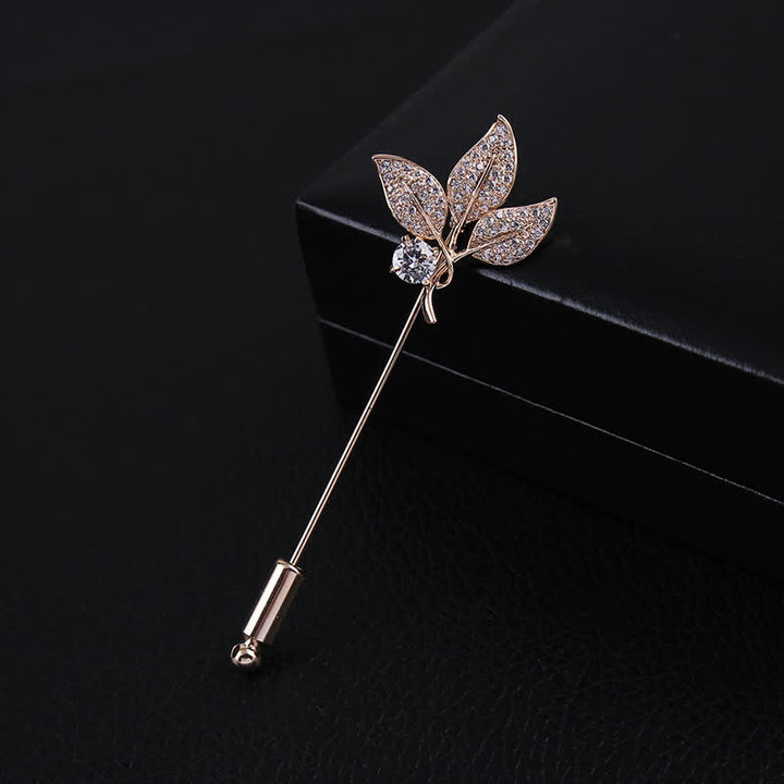 Broche de tres hojas de cristal artificial brillante.