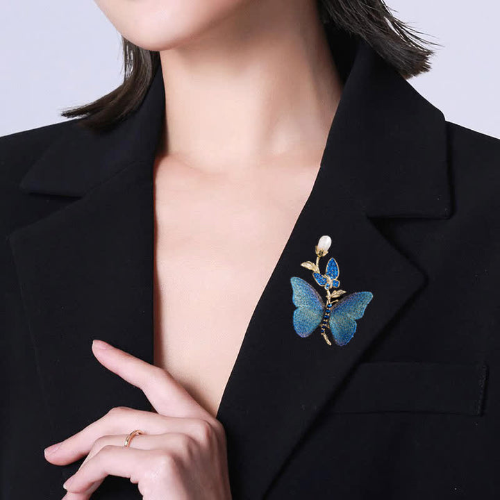 Broche de perlas de agua dulce con diseño de mariposa bordada para mujer