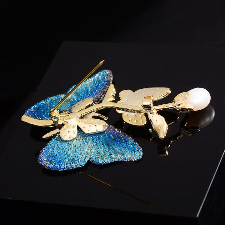 Broche de perlas de agua dulce con diseño de mariposa bordada para mujer