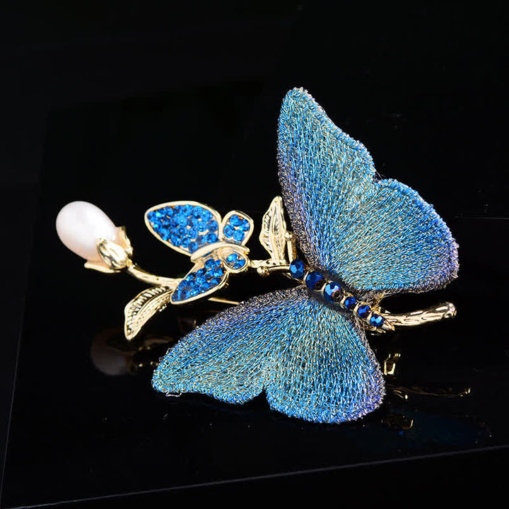 Broche de perlas de agua dulce con diseño de mariposa bordada para mujer