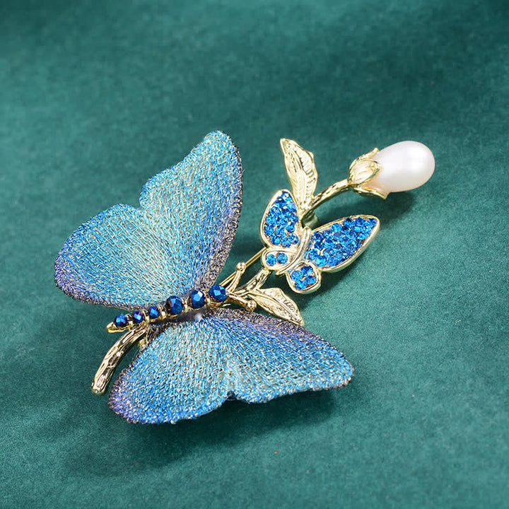 Broche de perlas de agua dulce con diseño de mariposa bordada para mujer