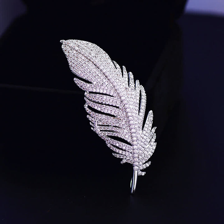 Broche minimalista de plumas de circonita plateada para mujer