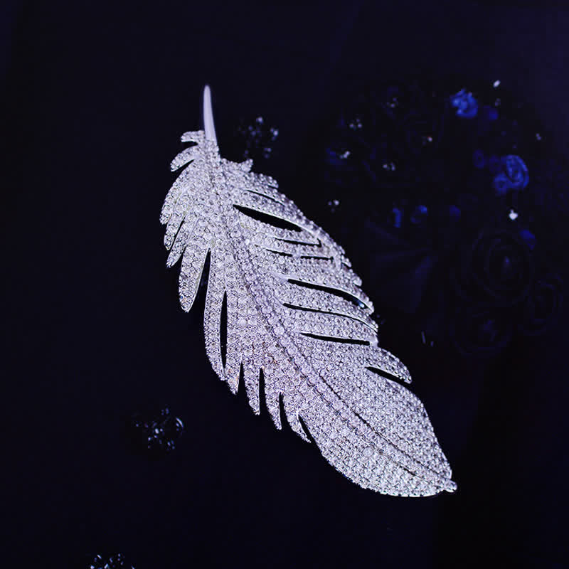 Broche minimalista de plumas de circonita plateada para mujer