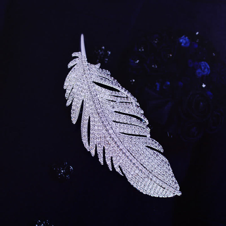 Broche minimalista de plumas de circonita plateada para mujer