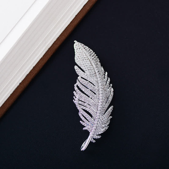 Broche minimalista de plumas de circonita plateada para mujer