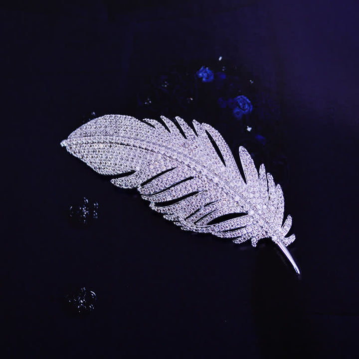 Broche minimalista de plumas de circonita plateada para mujer