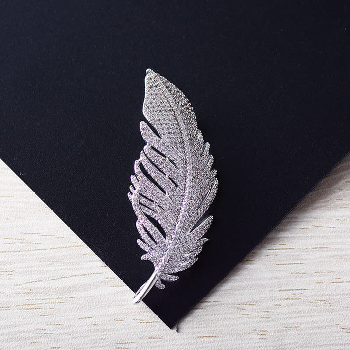 Broche minimalista de plumas de circonita plateada para mujer