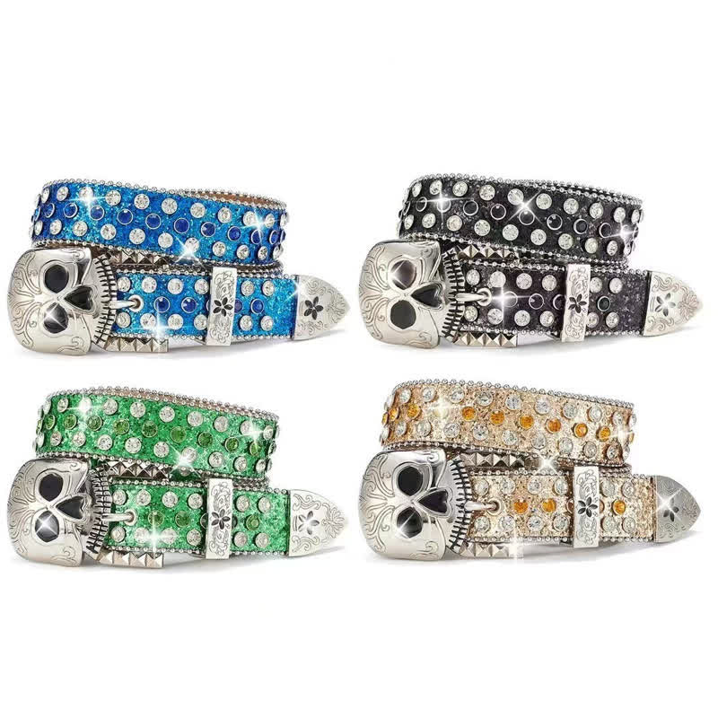 Cinturón de cuero con tachuelas y diamantes de imitación con hebilla de calavera de estilo urbano.