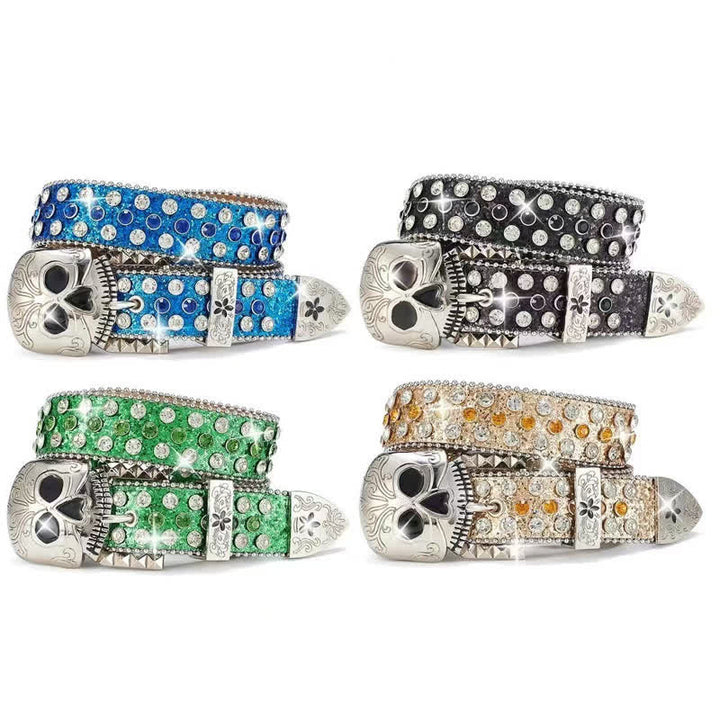 Cinturón de cuero con tachuelas y diamantes de imitación con hebilla de calavera de estilo urbano.
