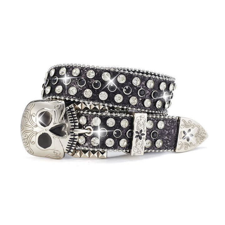 Cinturón de cuero con tachuelas y diamantes de imitación con hebilla de calavera de estilo urbano.
