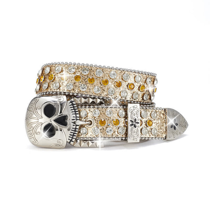Cinturón de cuero con tachuelas y diamantes de imitación con hebilla de calavera de estilo urbano.